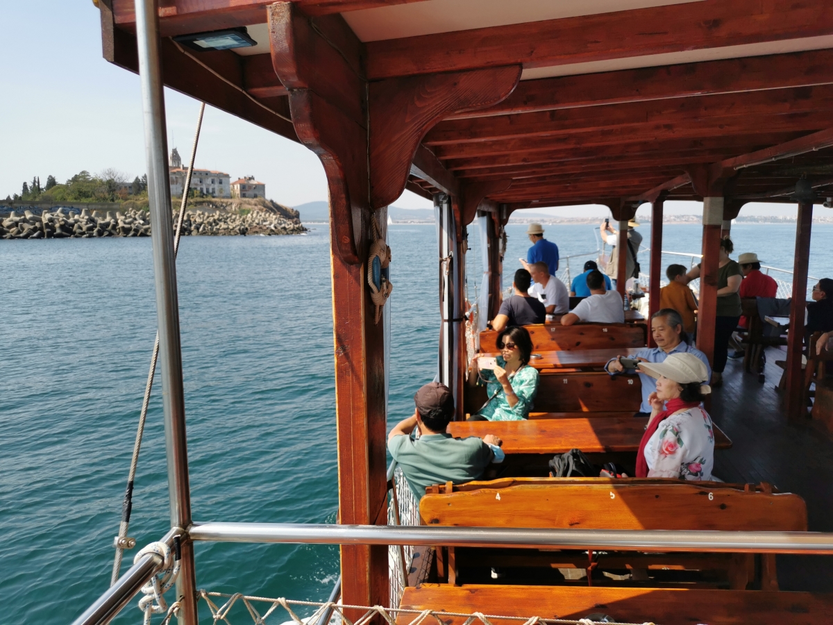 Panoramic cruise on the motor yacht Destiny 