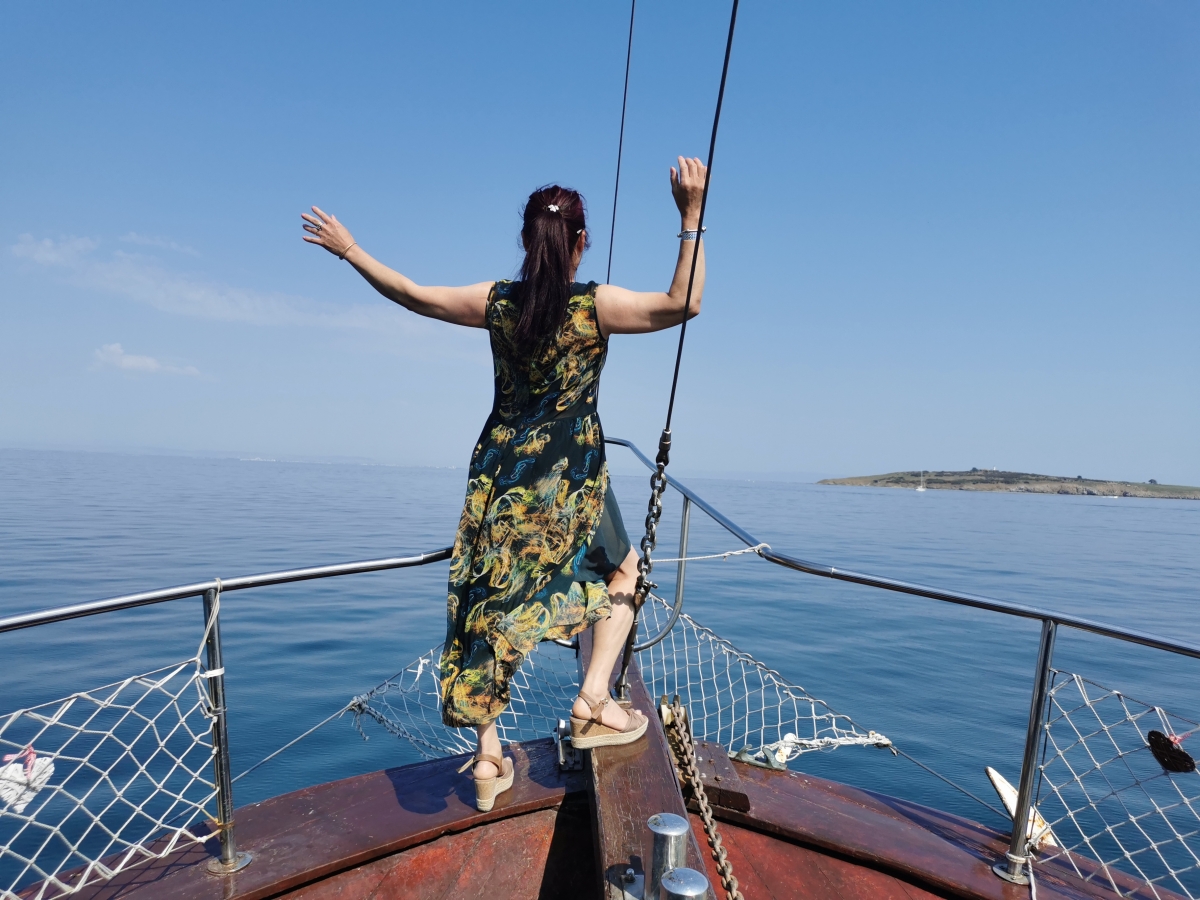 Panoramic cruise on the motor yacht Destiny 