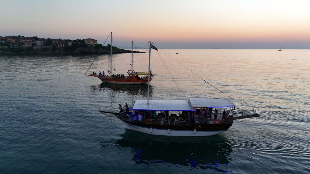 Panoramic cruise on the motor yacht Destiny