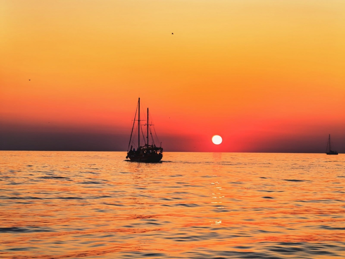 Sunset cruise on the motor yacht Destiny 